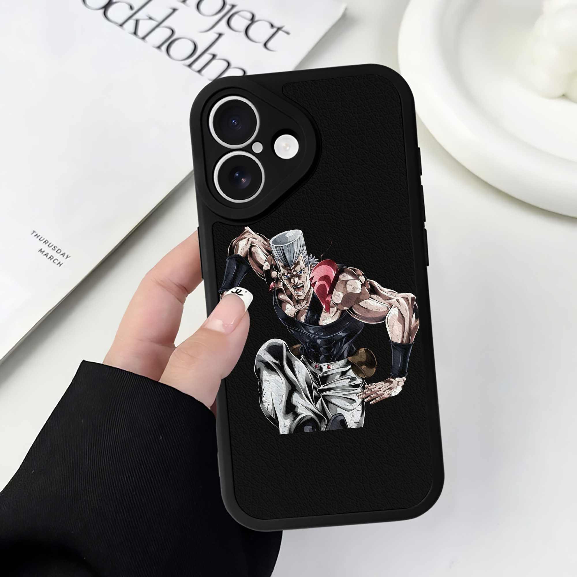 （画像用） ジョジョの奇妙な冒険 ジャン＝ピエール?ポルナレフ JoJo's Bizarre Adventure Jan Pierre Polnareff 【iPhone 16シリーズ対応】シリコンスマホケース（レザー調） 材質：シリコン